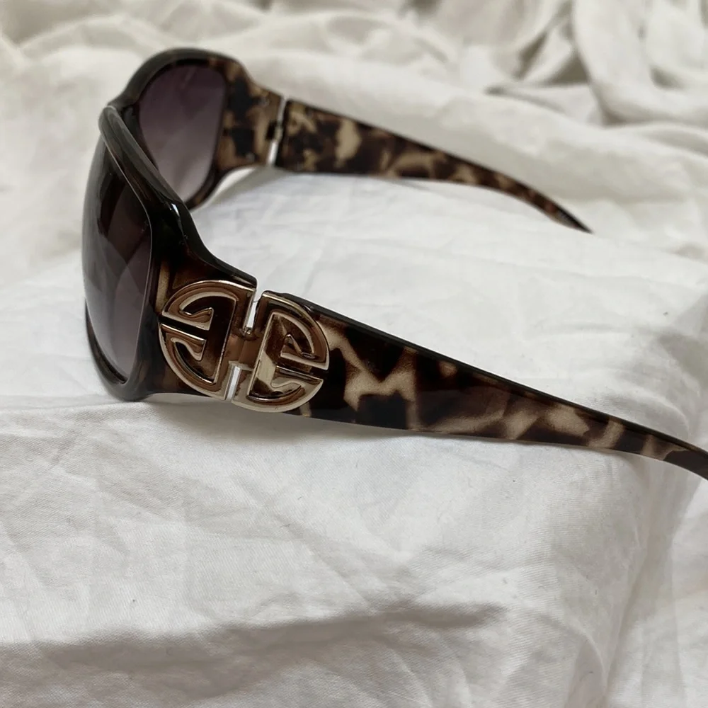 Women’s retro rectangle brown tortoiseshell fashion sunglasses. One size. - Picture 7 of 7